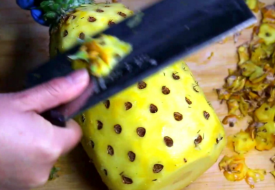 用普通刀怎么削菠萝皮 菠萝削皮方法最简单的
