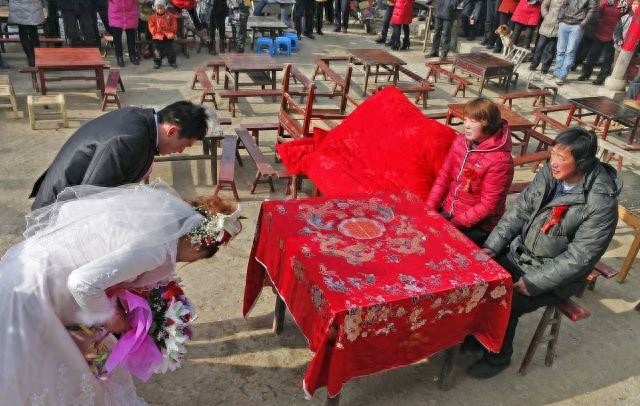 农村人结婚这样“闹公婆”，真是没谁了！你们那有这样的习俗吗？