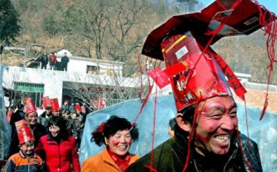 ​农村人结婚这样“闹公婆”，真是没谁了！你们那有这样的习俗吗？