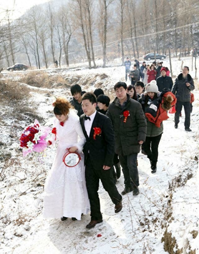 农村人结婚这样“闹公婆”，真是没谁了！你们那有这样的习俗吗？