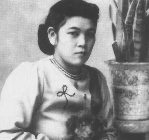 32个男子和一个女影戏：履历上比嘉和子真人照片 安纳塔汉岛究竟