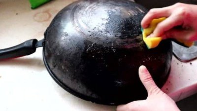 ​小苏打白醋洗锅底黑垢 铁锅内部的黑垢很厚怎么去除