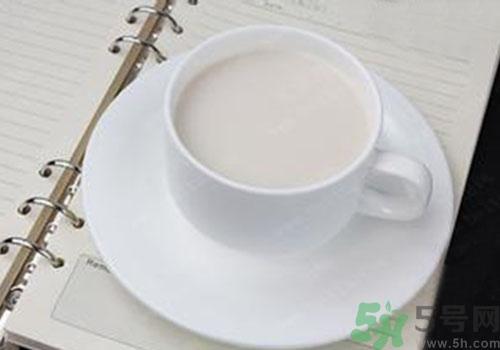 纯牛奶和酸奶哪个营养更高？喝纯牛奶好还是酸奶好？