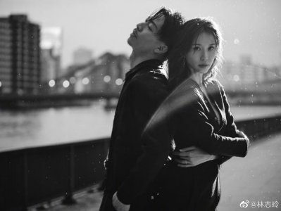 ​林志玲晒恩爱写真纪念结婚两周年 雨中漫步超浪漫
