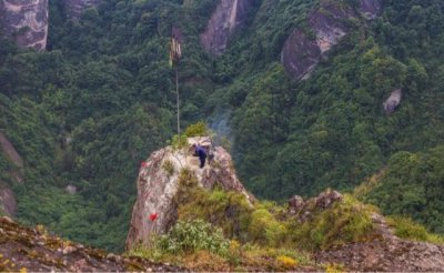 ​湖南八角寨景区介绍（八角寨敬香人有多危险）