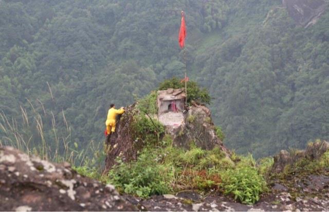 旅游湖南八角寨景区介绍（八角寨敬香人有多危险）  3