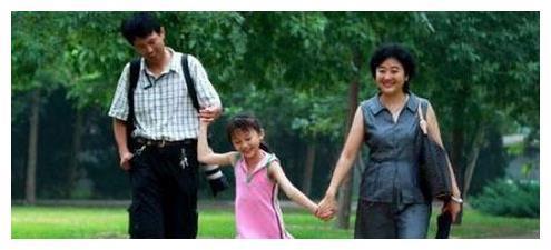 18岁林妙可全家近照，甜美乐观情商高，跟教授妈妈十分相像