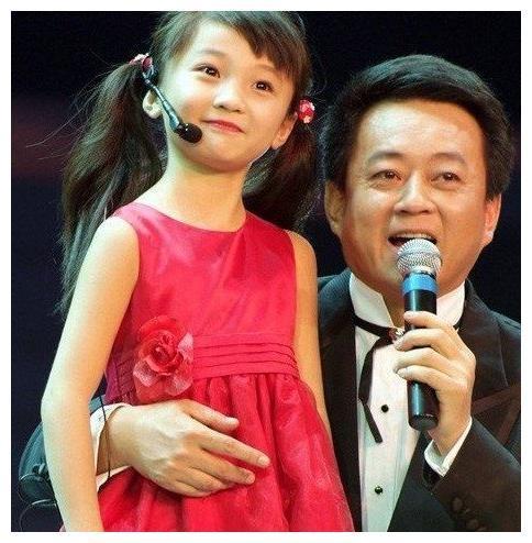18岁林妙可全家近照，甜美乐观情商高，跟教授妈妈十分相像