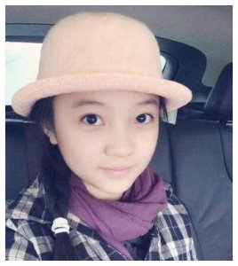 ​18岁林妙可全家近照，甜美乐观情商高，跟教授妈妈十分相像