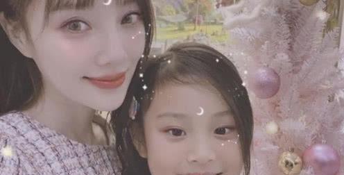 李小璐母女刚秀完圣诞麋鹿照，便因错句被官媒当成范例