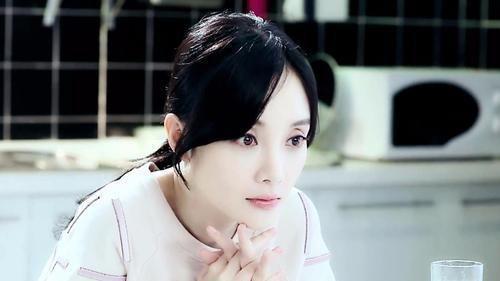 李小璐母女刚秀完圣诞麋鹿照，便因错句被官媒当成范例