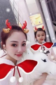 ​李小璐母女刚秀完圣诞麋鹿照，便因错句被官媒当成范例