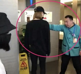 ​《偶像练习生》周锐机场上厕所被拦，大爷给他指路女厕所