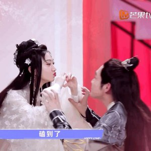 ​《快乐大本营》景甜张彬彬仰卧起坐吻好甜，不结婚真的很难收场