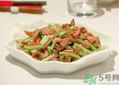 ​蒜苗没炒熟可以吃吗?蒜苗没炒熟有毒吗