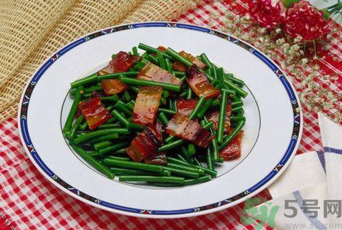 蒜苗没炒熟可以吃吗?蒜苗没炒熟有毒吗