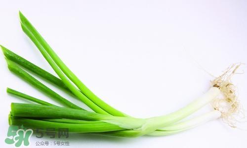 生吃大葱有什么好处?生吃大葱有什么好处和坏处?