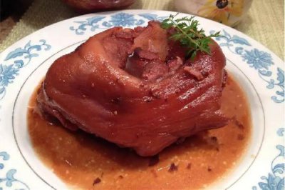 ​猪肘子买前肘子好还是后肘子好 猪肘子前腿和后腿的区别