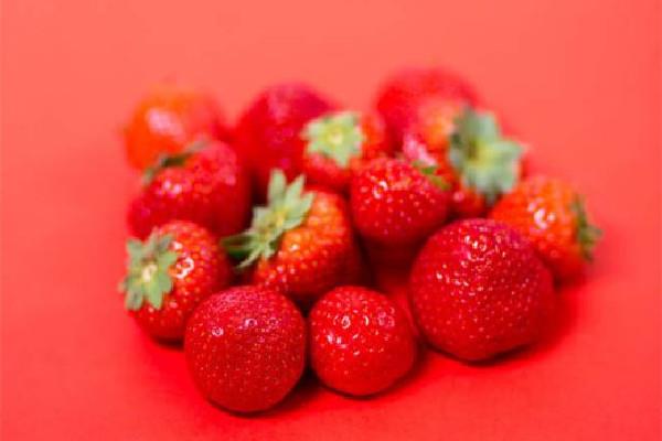 草莓吃多了有什么危害 草莓对胃有刺激吗