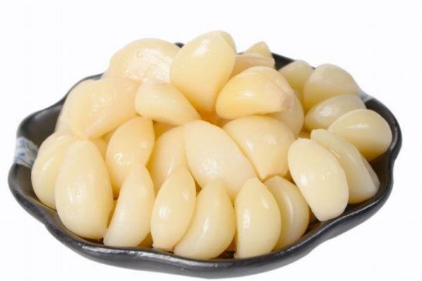 糖醋蒜变绿怎么回事 糖醋蒜变绿的原因