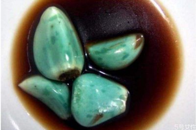 ​糖醋蒜变绿怎么回事 糖醋蒜变绿的原因