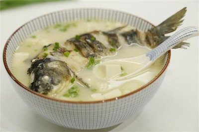 ​鲫鱼和裙带菜可以炖汤吗 鲫鱼很什么一起炖最好