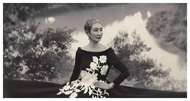 她是林青霞的闺蜜，人称铁娘子，如今身价上亿活成最美模样