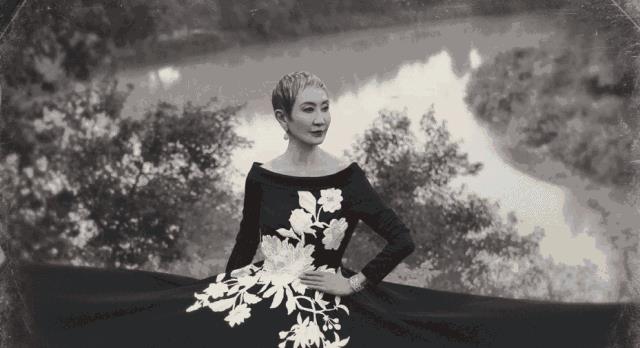 她是林青霞的闺蜜，人称铁娘子，如今身价上亿活成最美模样