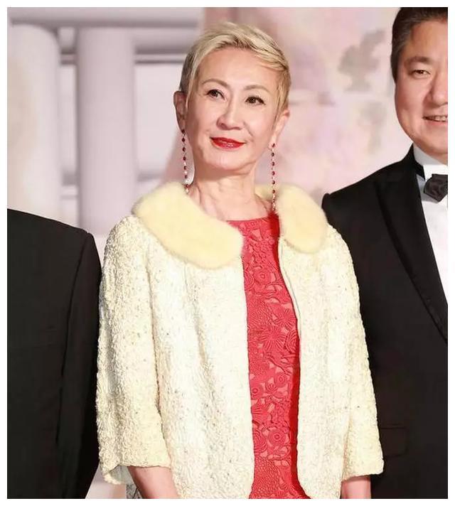 她是林青霞的闺蜜，人称铁娘子，如今身价上亿活成最美模样