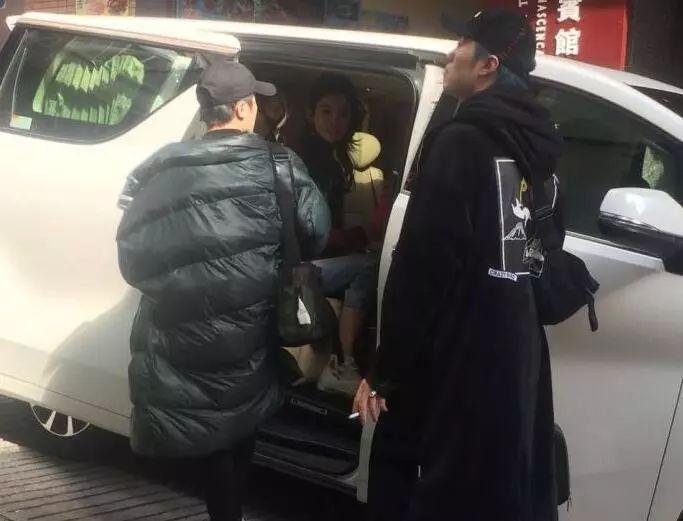 奚梦瑶壁咚了何猷君？这对“时差”6岁的姐弟恋有实锤！
