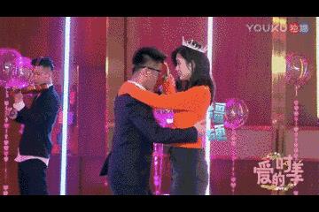 奚梦瑶壁咚了何猷君？这对“时差”6岁的姐弟恋有实锤！