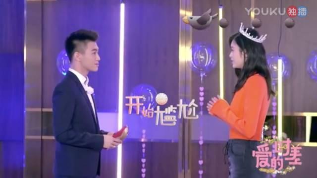 奚梦瑶壁咚了何猷君？这对“时差”6岁的姐弟恋有实锤！