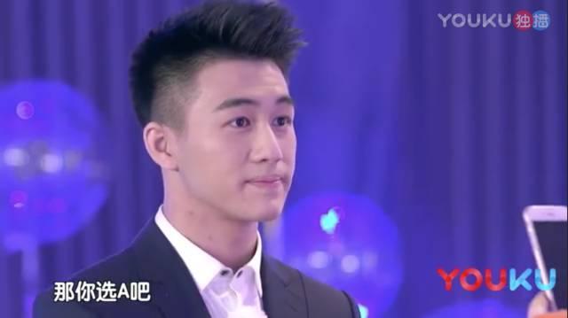 奚梦瑶壁咚了何猷君？这对“时差”6岁的姐弟恋有实锤！