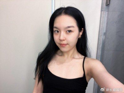 ​李咏21岁女儿中秋节晒近照，身穿吊带大秀性感好身材
