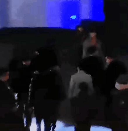来看看微博之夜后台王一博和李汶翰的互动，私下关系一目了然
