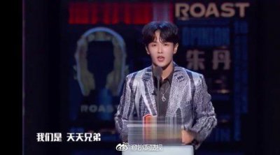 ​来看看微博之夜后台王一博和李汶翰的互动，私下关系一目了然