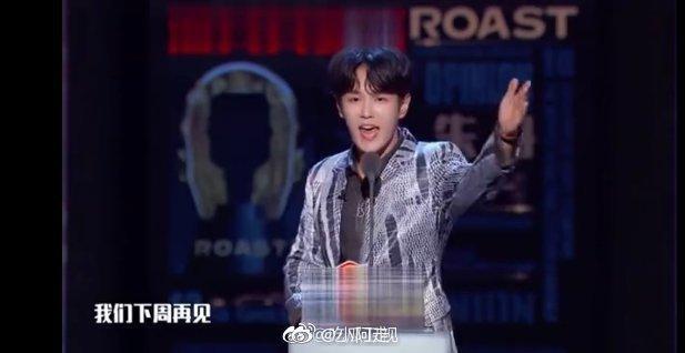 来看看微博之夜后台王一博和李汶翰的互动，私下关系一目了然