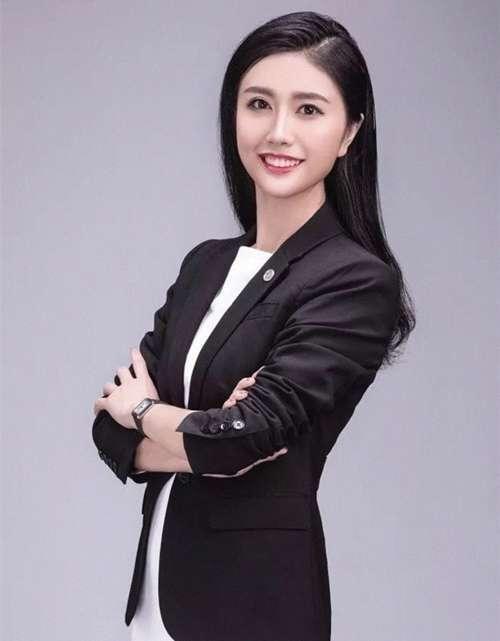 那位朋友圈炫富的女律师, 一小时咨询费惊人, 网友揭穿其真面目
