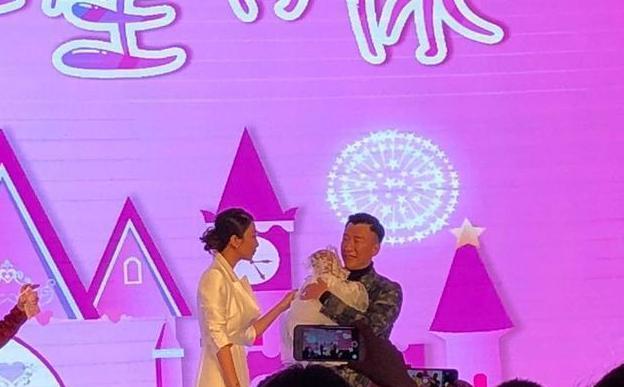 孙红雷女儿Addy百日宴现场曝光,孙漂亮怀抱女儿眼睛笑成一条缝
