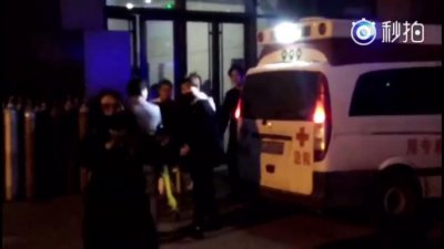 ​王嘉尔体力不支晕倒《偶像练习生》后台，被抬救护车视频曝光