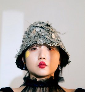 ​辣目洋子写真照曝光，穿露肩亮片轻纱裙，涂“圆形口红”个性俏皮