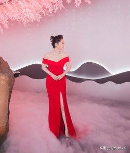 ​许睛真是个“妖精”，穿红色一字肩连衣裙凹身材，皮肤白得发光