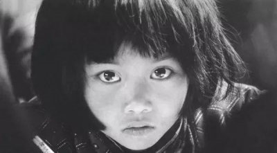 ​当年很火的希望工程“大眼睛女孩”，被摄影师拍下后，如今怎样了