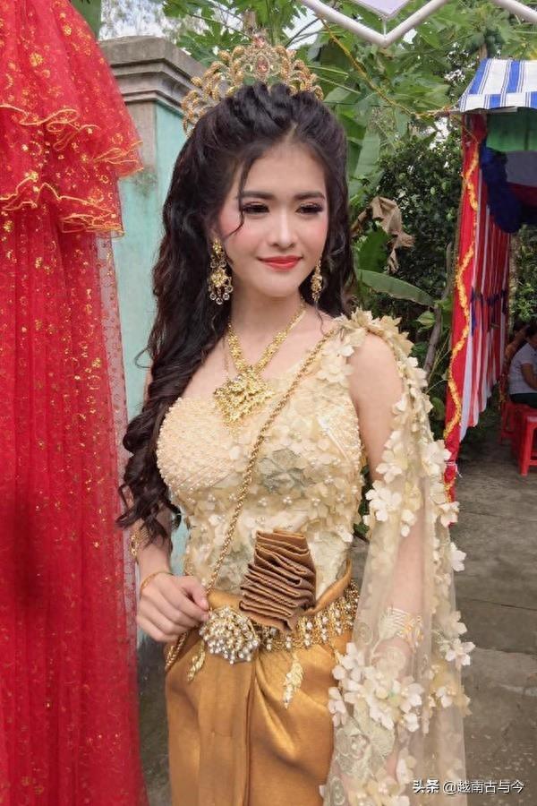高颜值越南新娘美照爆红网络，网友看到新郎后纷纷表示不解