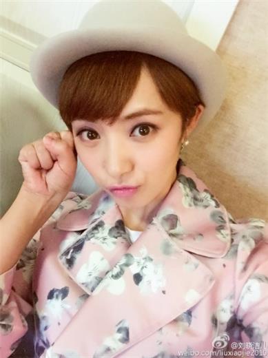 33岁刘晓洁与43岁丈夫徐洪浩近照，曾共同出演火凤凰，如今儿子已经6岁