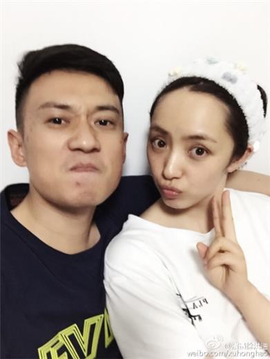 33岁刘晓洁与43岁丈夫徐洪浩近照，曾共同出演火凤凰，如今儿子已经6岁