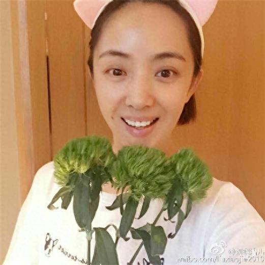 33岁刘晓洁与43岁丈夫徐洪浩近照，曾共同出演火凤凰，如今儿子已经6岁