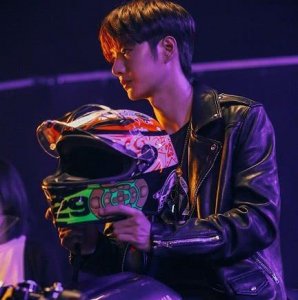 ​王一博跟美女合照，身旁机车实力抢镜，明明很贵却让00后想买