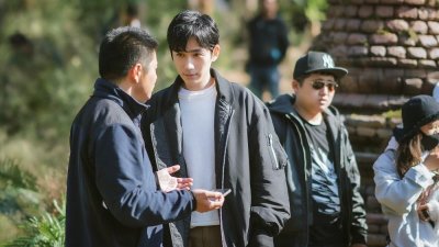 ​朱一龙《盗墓笔记重启》首曝花絮照 吴邪上线“挖土营业”