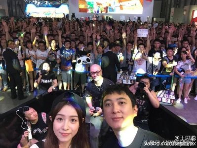 ​王思聪现身上海 身边妹子火辣 网友:冠希哥的事你评评理！